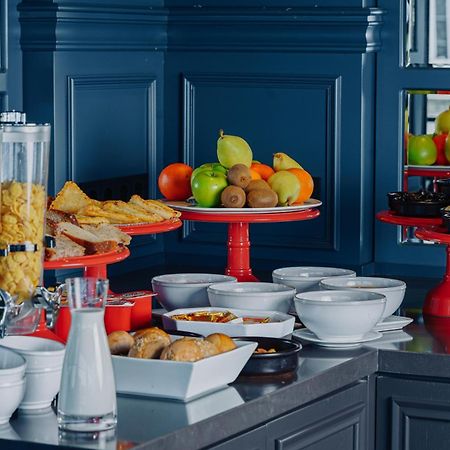 Tapis Rouge Design Boutique Hotel Batumi Exterior photo A breakfast buffet