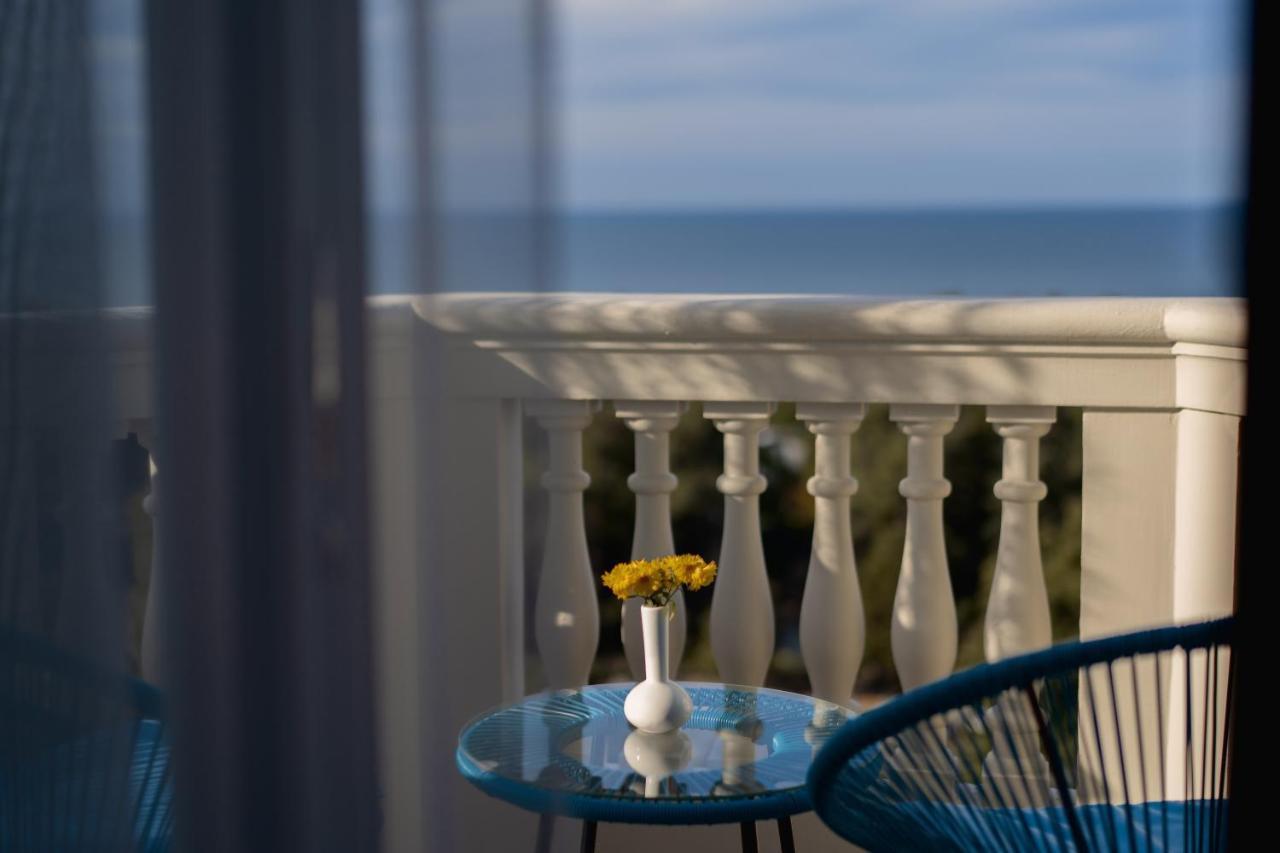 Tapis Rouge Design Boutique Hotel Batumi Exterior photo A balcony