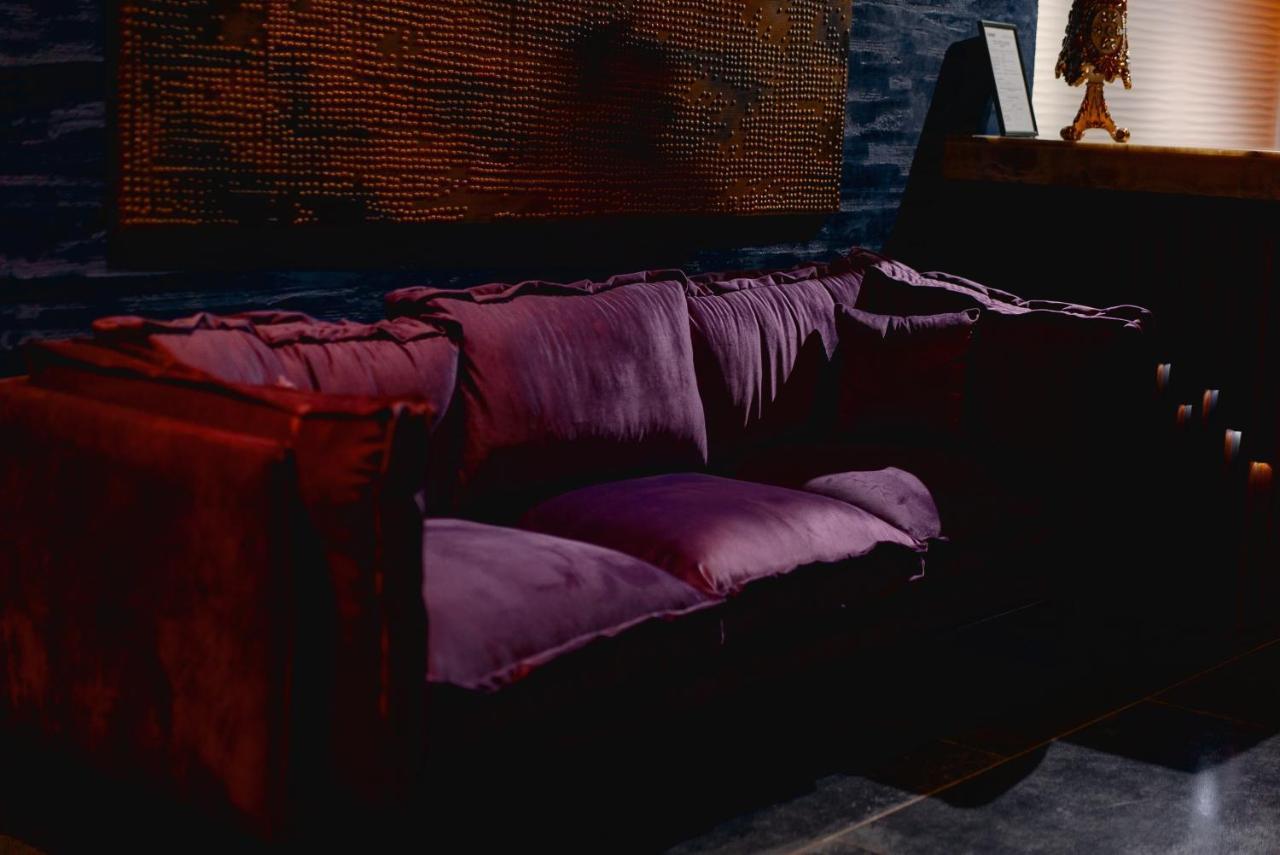 Tapis Rouge Design Boutique Hotel Batumi Exterior photo A sofa
