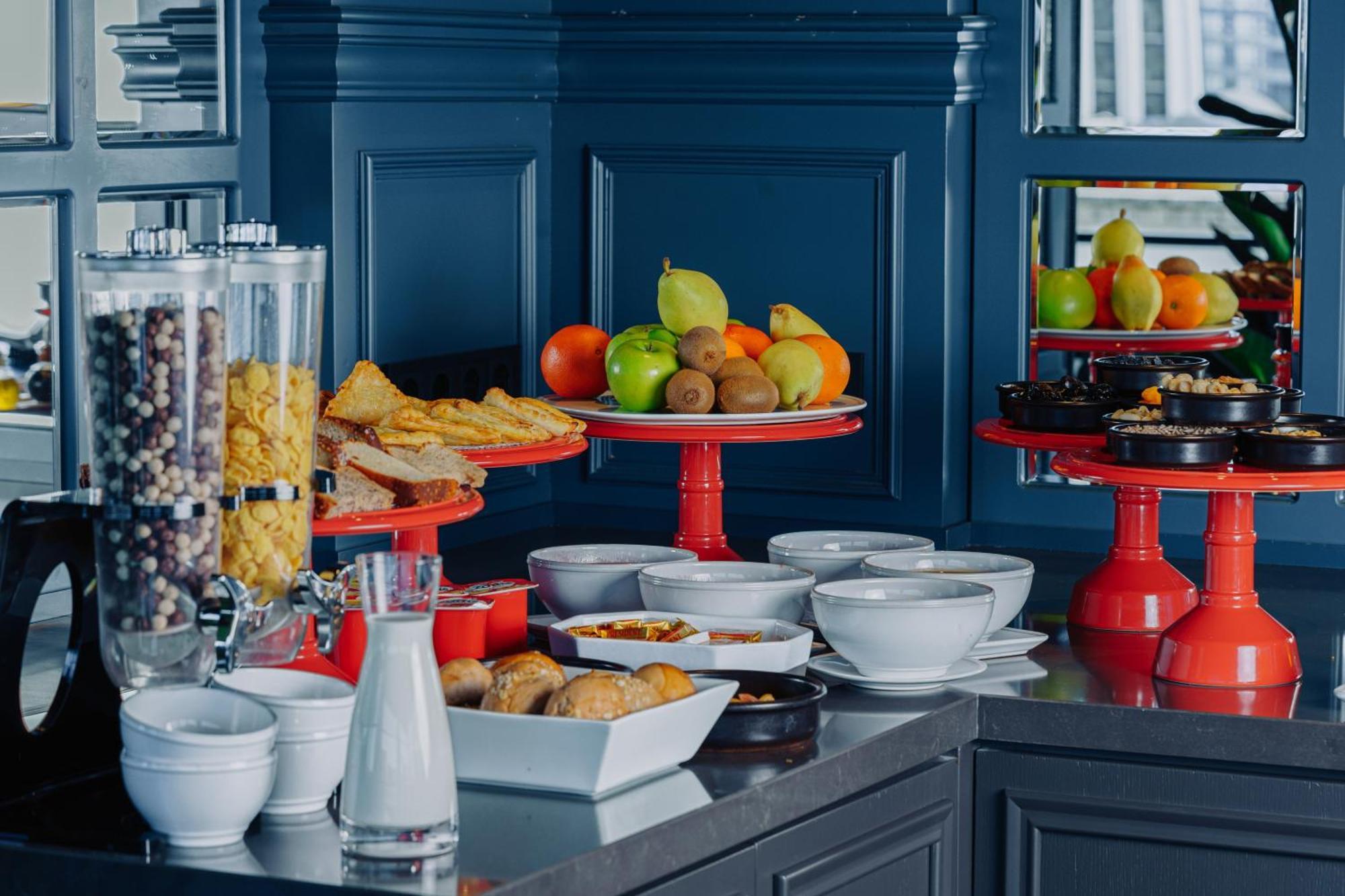 Tapis Rouge Design Boutique Hotel Batumi Exterior photo A breakfast buffet